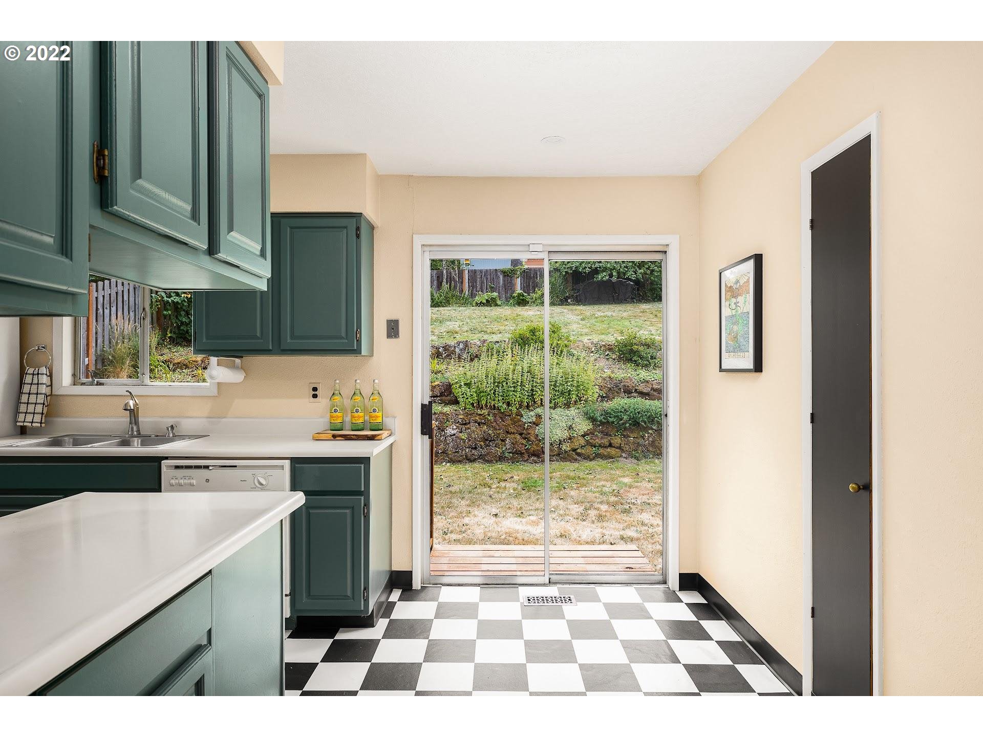 3302 Southwest Marigold Street Portland, OR 97219 - Photo 11 of 32 Breakfast Area