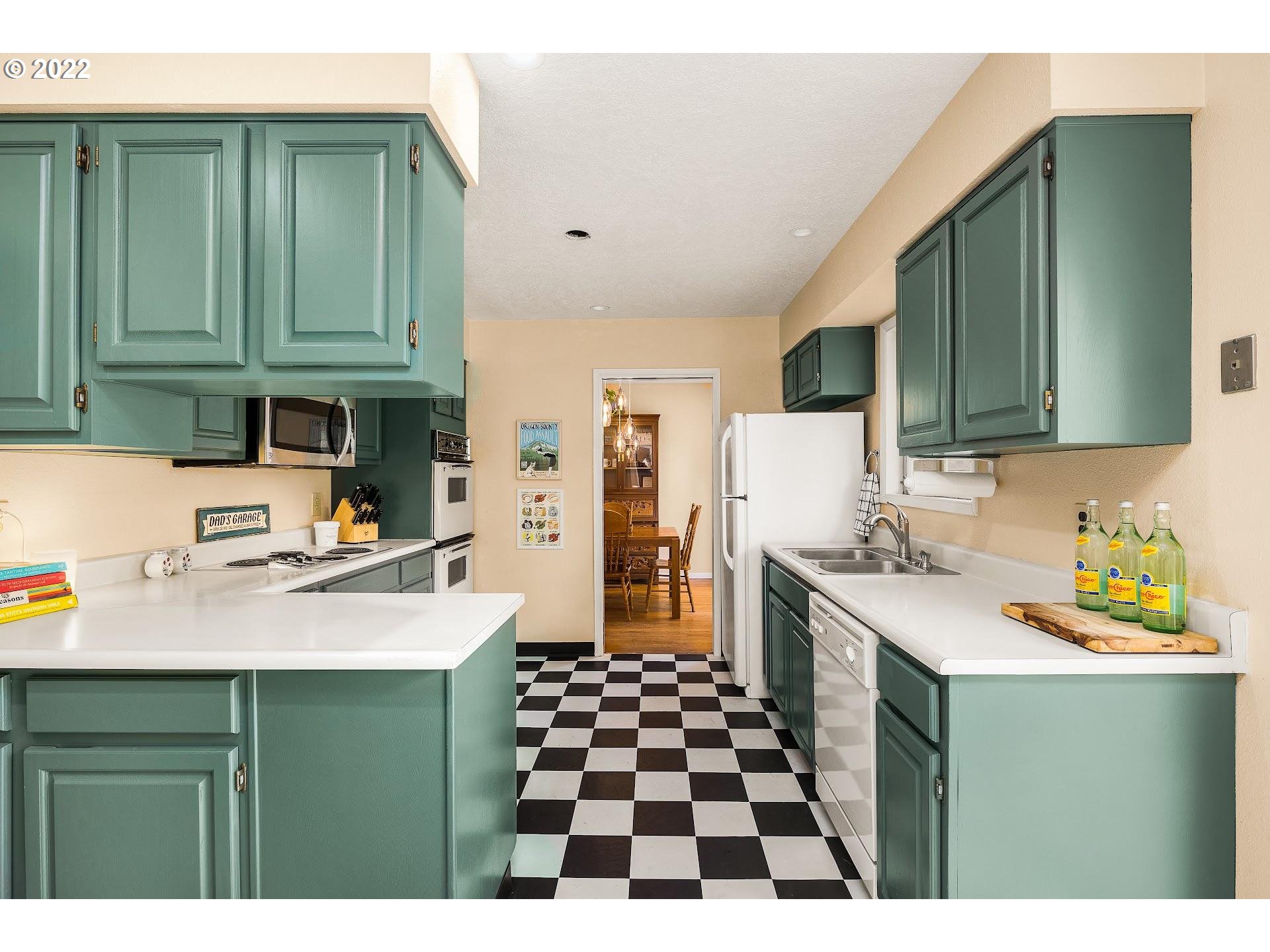 3302 Southwest Marigold Street Portland, OR 97219 - Photo 13 of 32 Kitchen