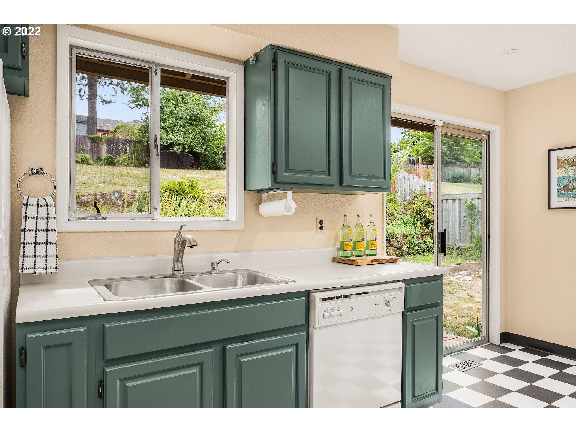 3302 Southwest Marigold Street Portland, OR 97219 - Photo 15 of 32 Kitchen