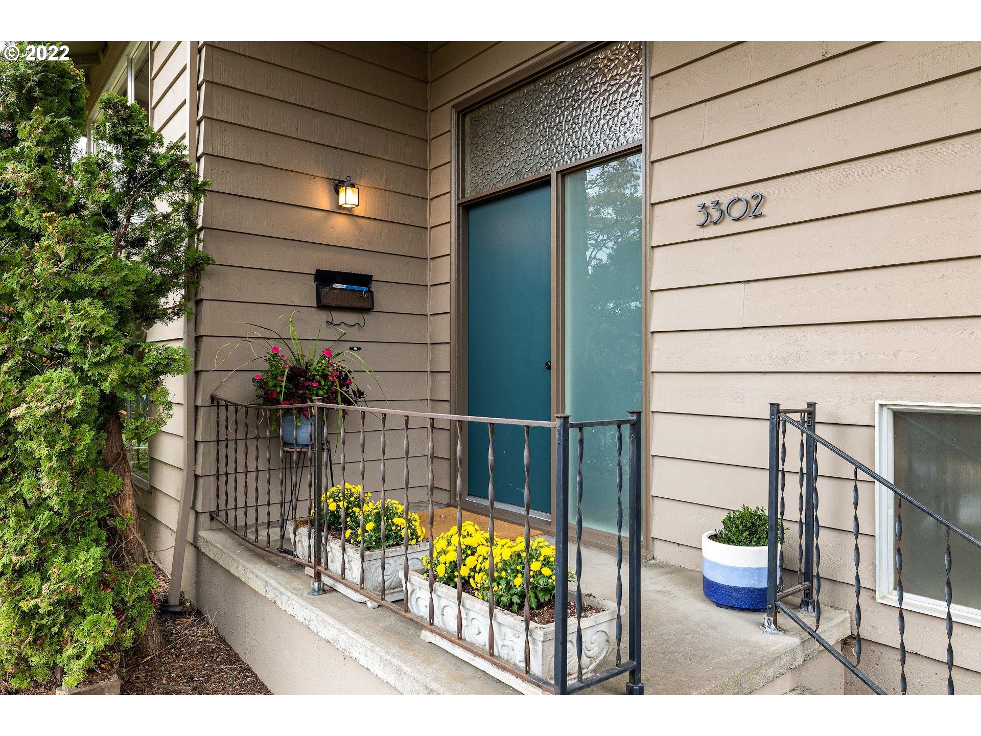 3302 Southwest Marigold Street Portland, OR 97219 - Photo 2 of 32 Entrance/Foyer