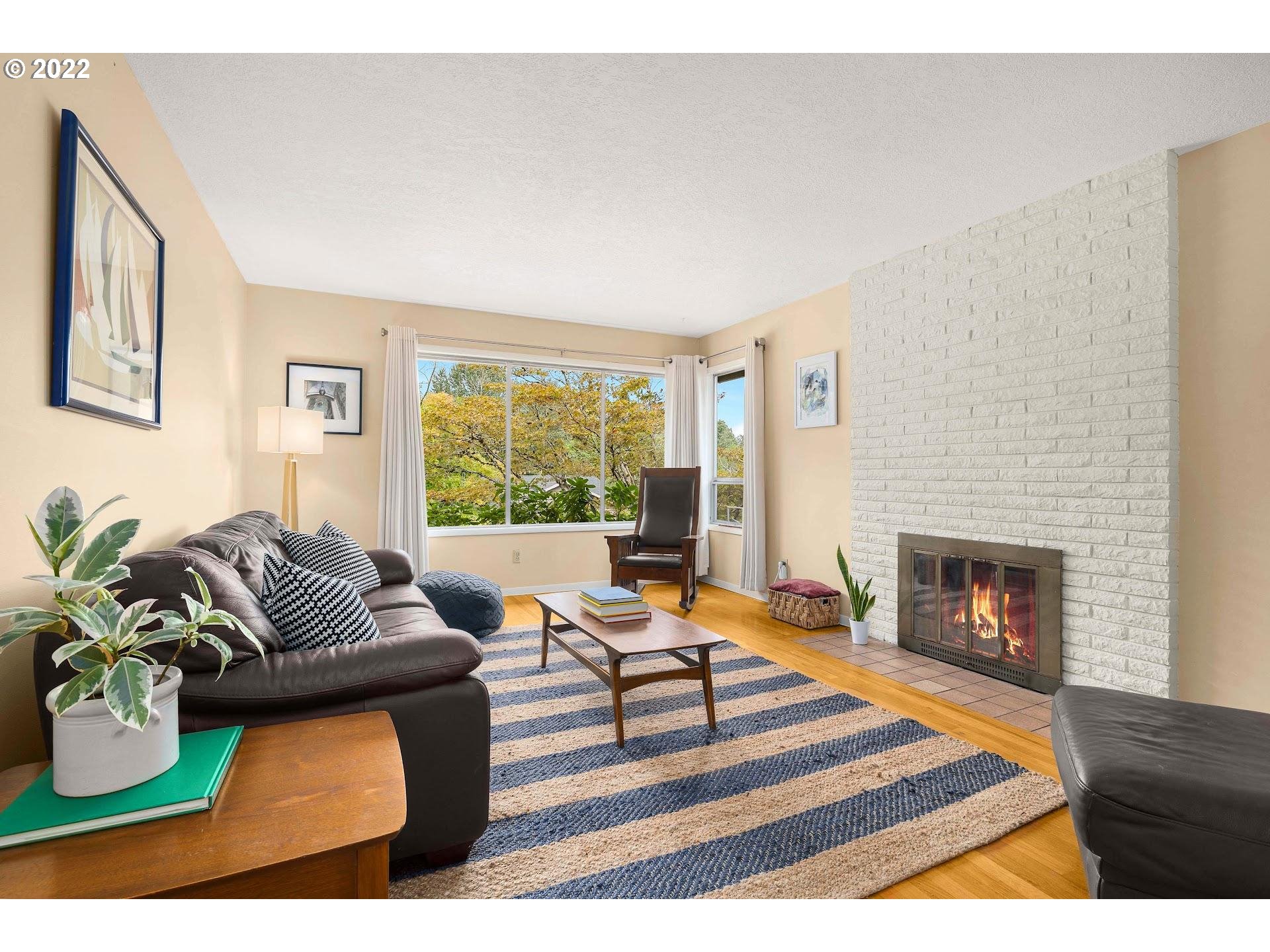 3302 Southwest Marigold Street Portland, OR 97219 - Photo 5 of 32 Living Room