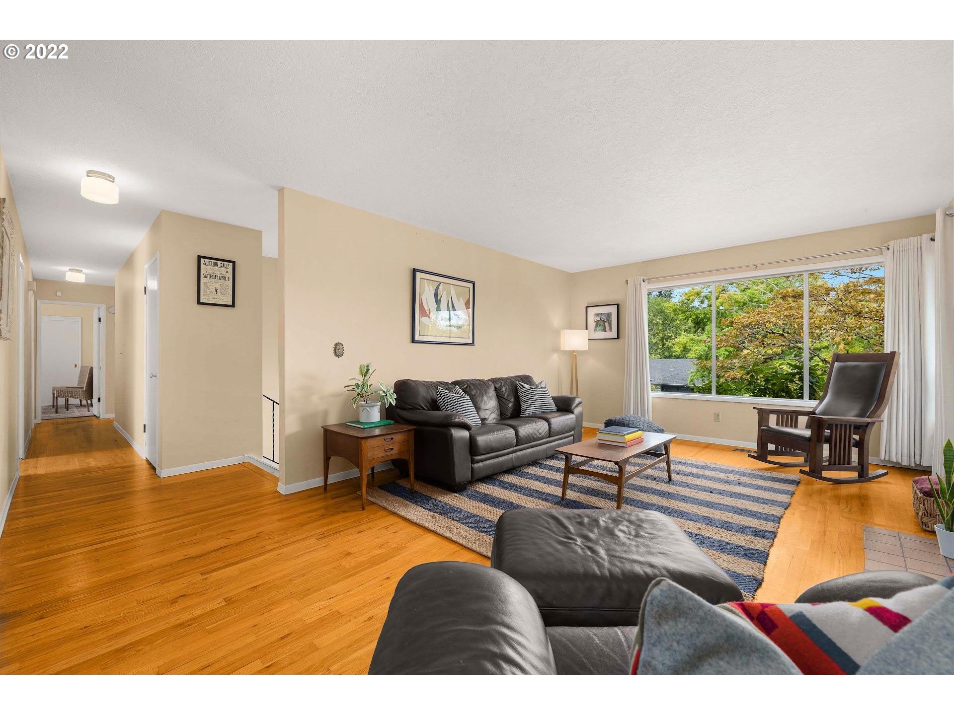 3302 Southwest Marigold Street Portland, OR 97219 - Photo 9 of 32 Living Room