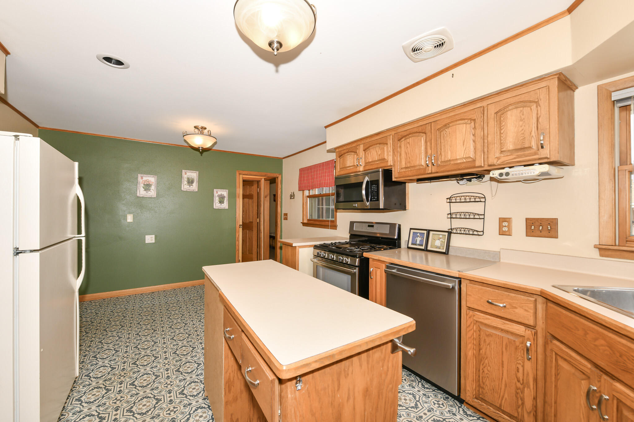 3245 South 83rd Street Milwaukee, WI 53219 - Photo 11 of 45 HEN_1033