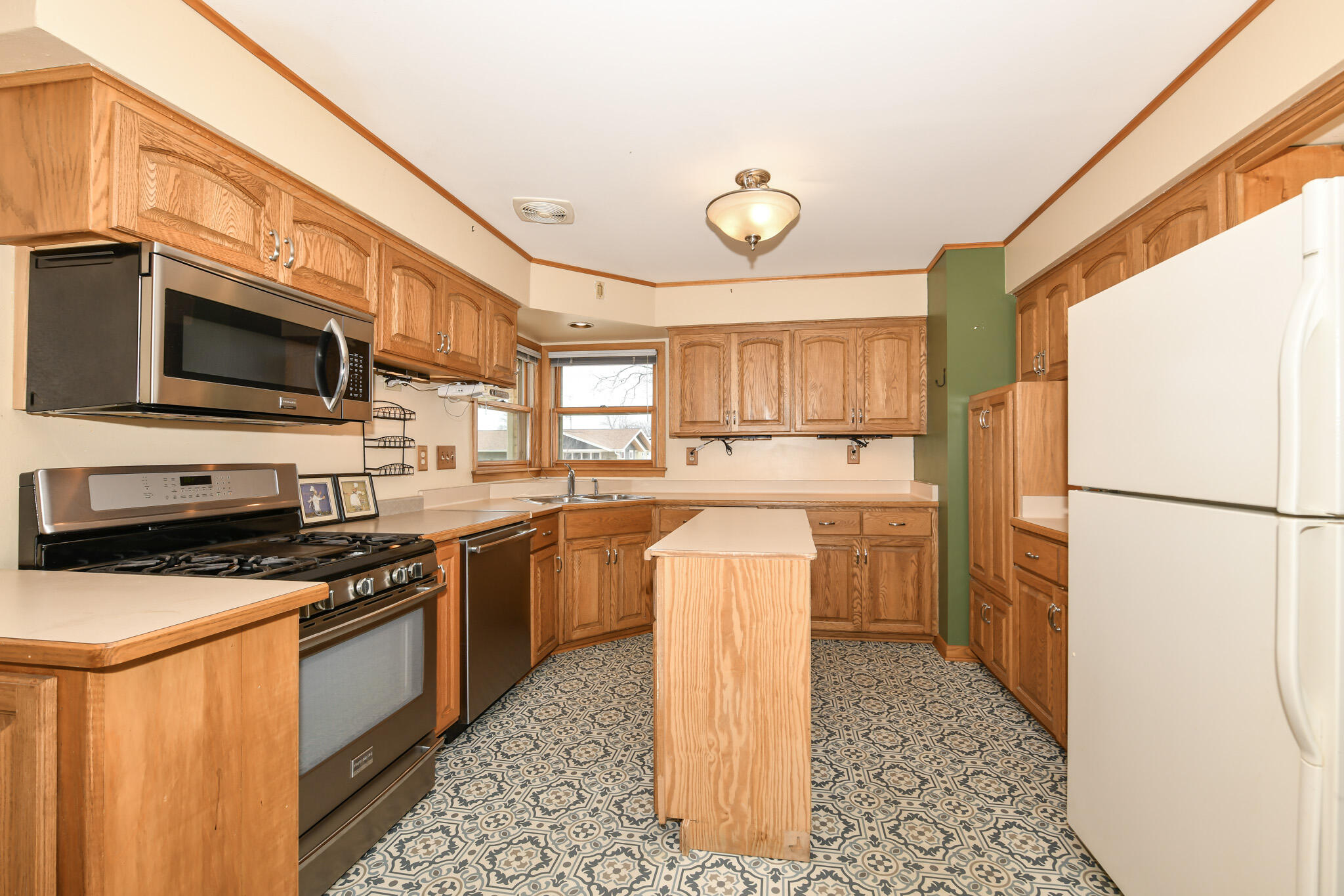 3245 South 83rd Street Milwaukee, WI 53219 - Photo 9 of 45 HEN_1031