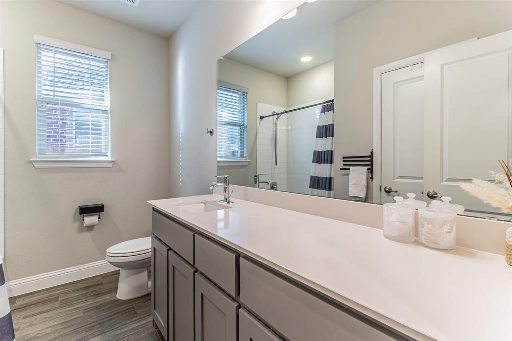 10638 Cherry Tree Way Grand Prairie, TX 76065 - Photo 20 of 39 Guest bathroom with natural light, a tub/shower combo