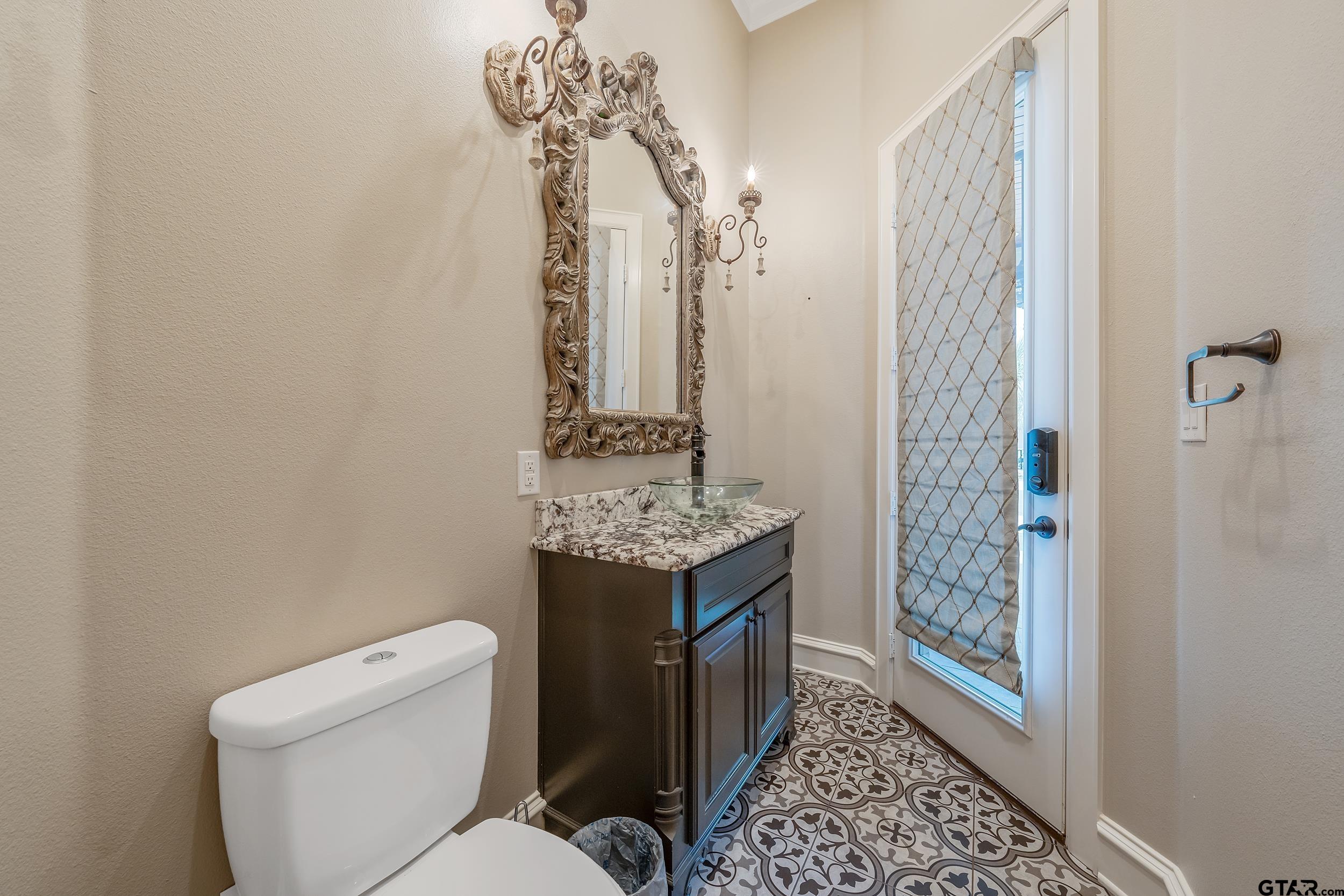13793 Peninsula Road Whitehouse, TX 75791 - Photo 22 of 48 a bathroom with a toilet a sink and a shower