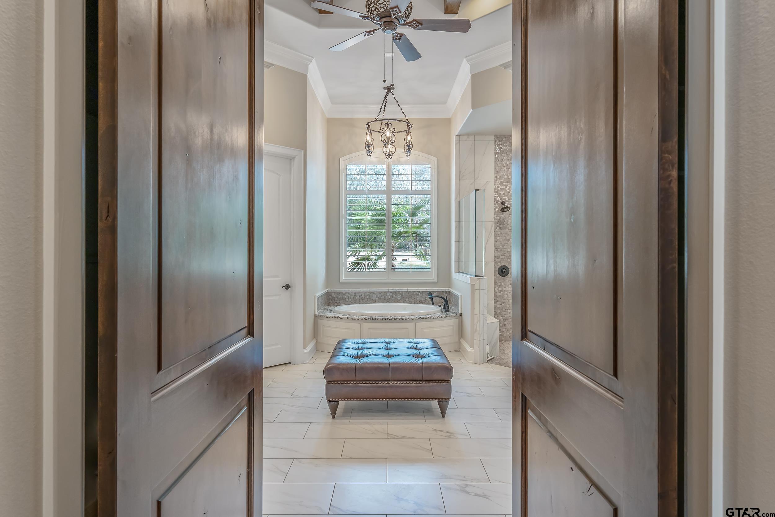 13793 Peninsula Road Whitehouse, TX 75791 - Photo 23 of 48 a hallway with windows