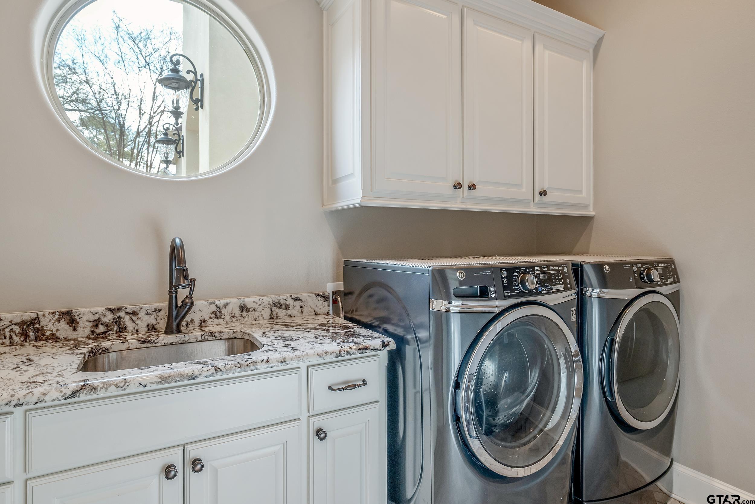13793 Peninsula Road Whitehouse, TX 75791 - Photo 34 of 48 a bathroom with a sink and a mirror