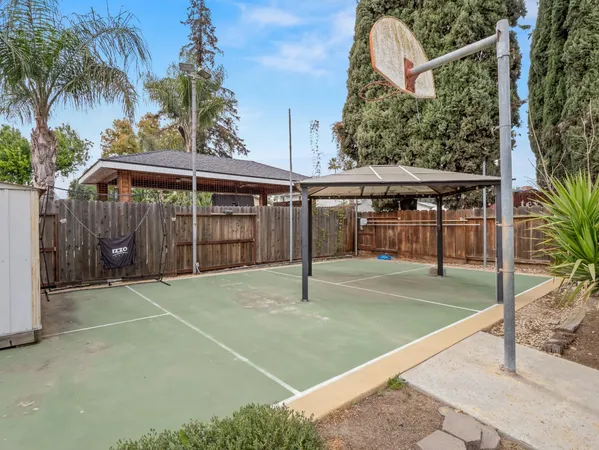 $479,500 | 5197 East Hamilton Avenue, Fresno, CA 93727