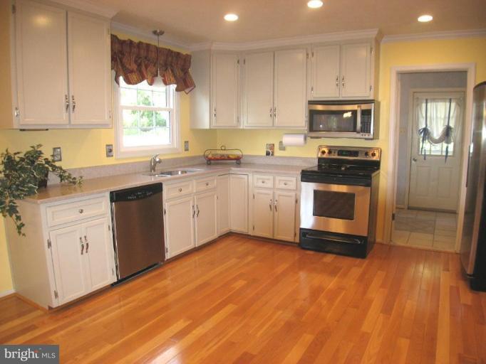 1030 Riva Ridge Drive Great Falls, VA 22066 - Photo 2 of 14 Kitchen
