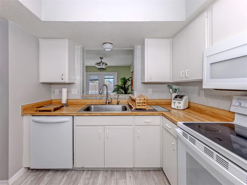 1191 Southland Road Venice, FL 34293 - Photo 12 of 35 Gallery Image 12