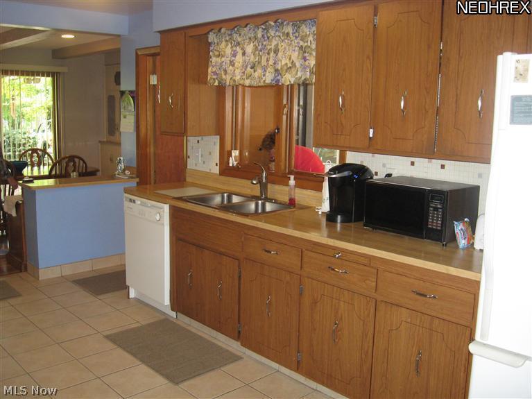 1443 Dill Road Cleveland, OH 44121 - Photo 2 of 24