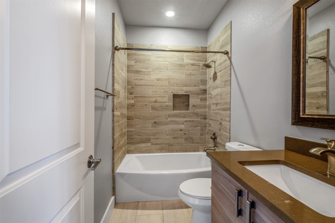 4707 Leslie Avenue, Unit A Austin, TX 78721 - Photo 15 of 24 Full bath featuring vanity and shower combination