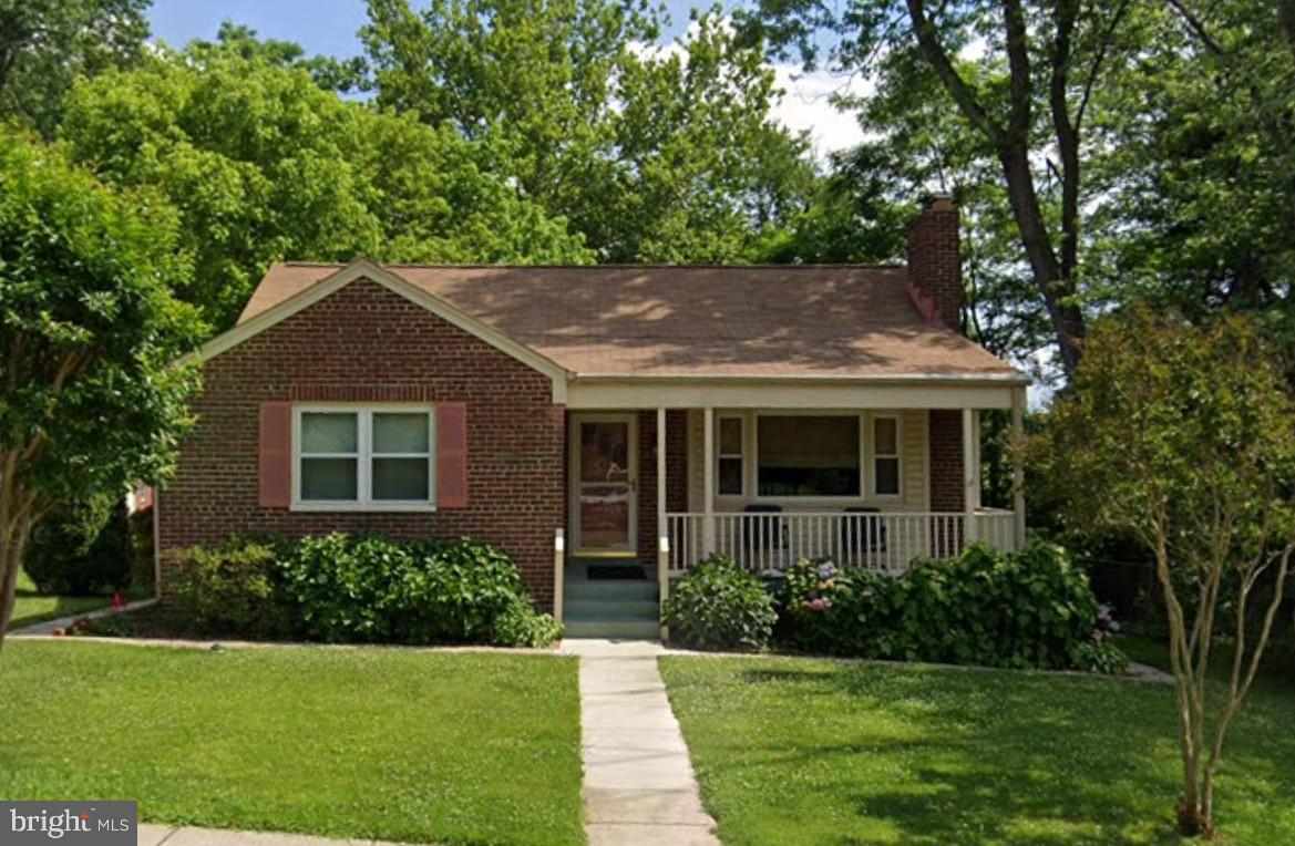 2306 Darrow Street in Summer
