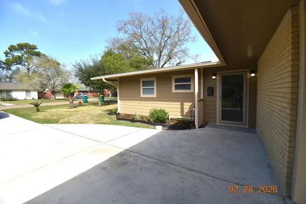 a view of backyard of the house