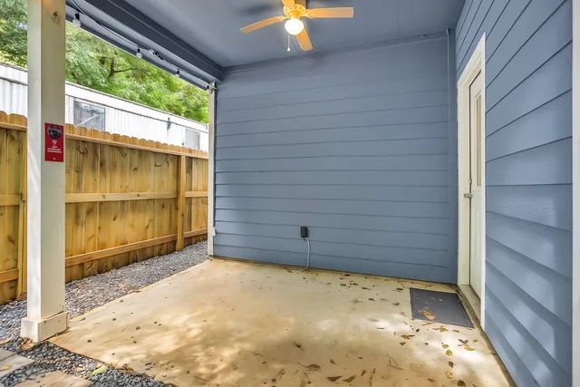 a view of a backyard