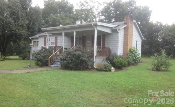 a view of a yard in front of a house
