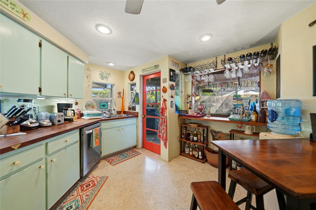 417 Crane Road Venice, FL 34293 - Photo 10 of 52 Gallery Image 10
