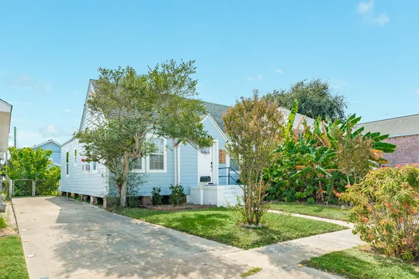 $2,000 | 4417 Avenue R, Galveston, TX 77550