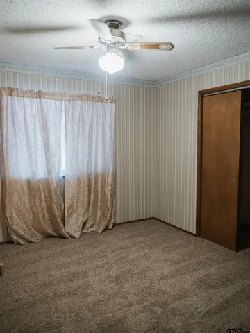 a view of entryway with window