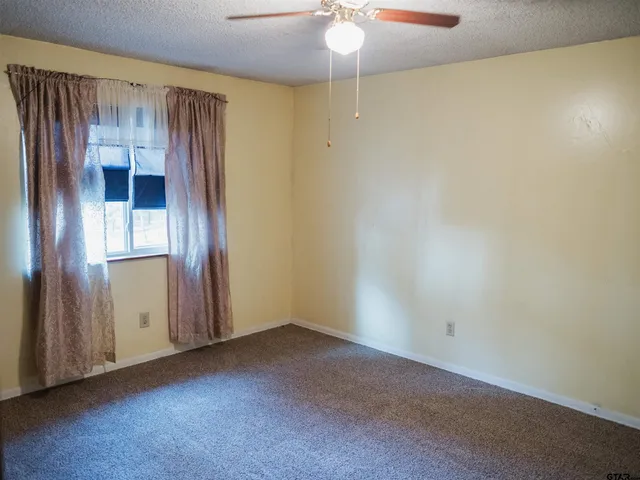 an empty room with a empty space