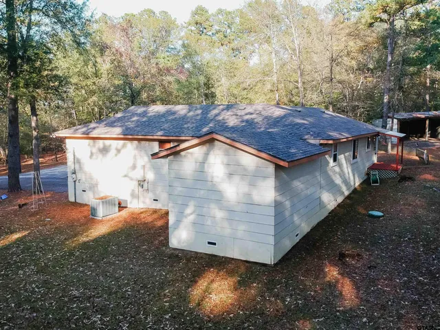 a view of a house with a backyard