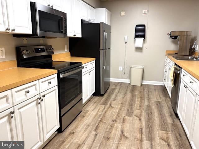 19355 Cypress Ridge Terrace, Unit 503 Leesburg, VA 20176 - Photo 18 of 22 a kitchen with stainless steel appliances a refrigerator a stove a microwave and cabinets