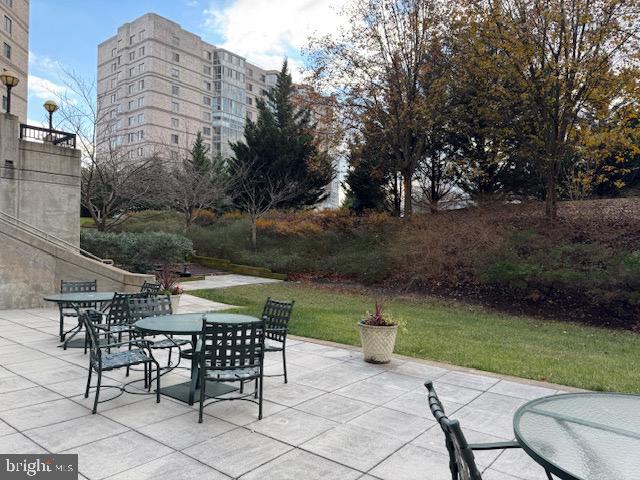 19355 Cypress Ridge Terrace, Unit 503 Leesburg, VA 20176 - Photo 19 of 22 a view of a chairs and table in backyard