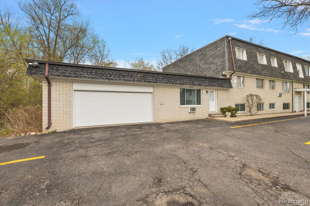 384 West Drahner Road, Unit C13 Oxford, MI 48371 - Photo 3 of 38