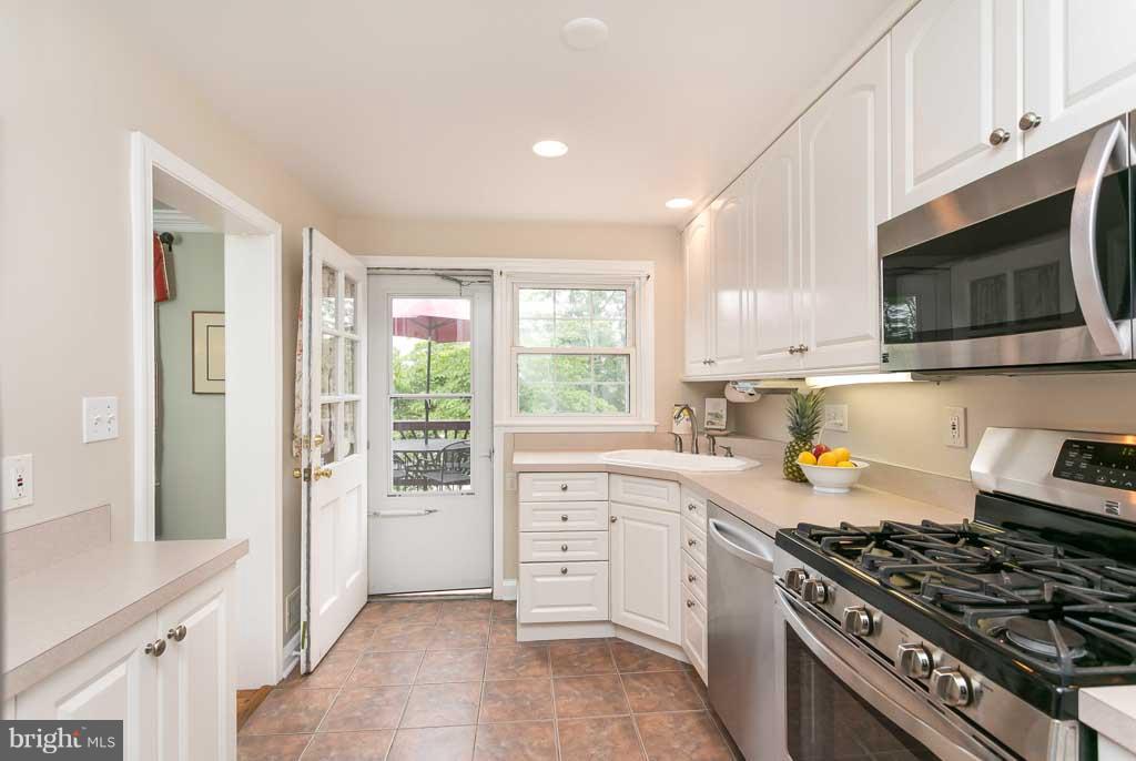 1569 Dellsway Road Towson, MD 21286 - Photo 6 of 18 Kitchen