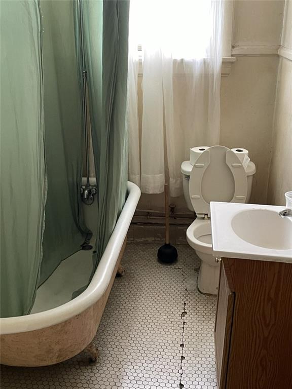 620 Kirkpatrick Street Pittsburgh, PA 15219 - Photo 3 of 8 a bathroom with a sink and a toilet