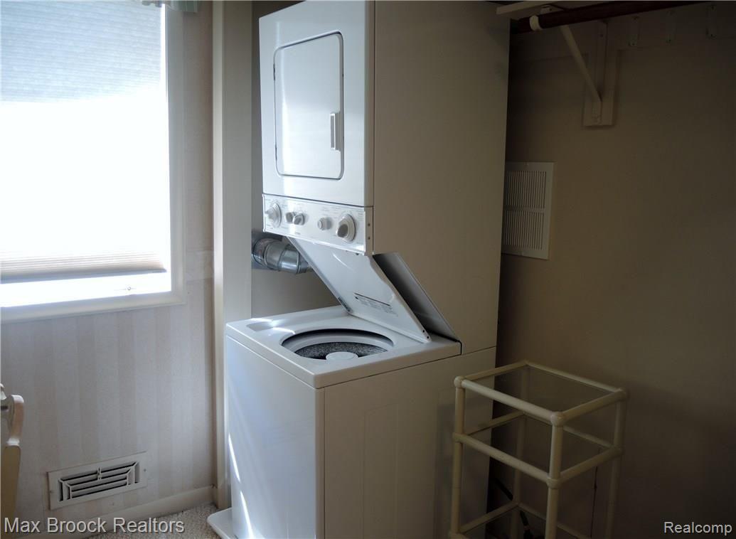 840 North Pemberton Road Bloomfield Hills, MI 48302 - Photo 16 of 42 CONVENIENT 1ST FLOOR LAUNDRY