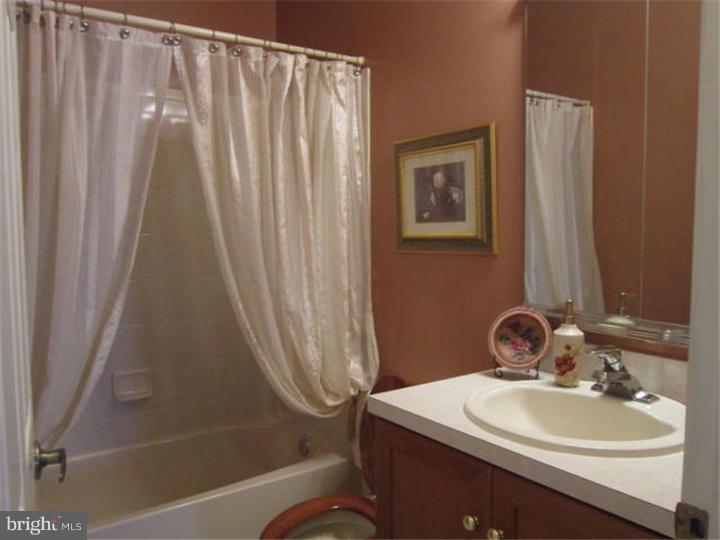 1 Laurel Ridge Lane Columbus, NJ 08022 - Photo 19 of 25 Bathroom