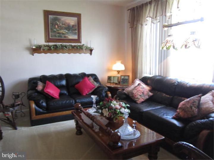 1 Laurel Ridge Lane Columbus, NJ 08022 - Photo 7 of 25 Living Room