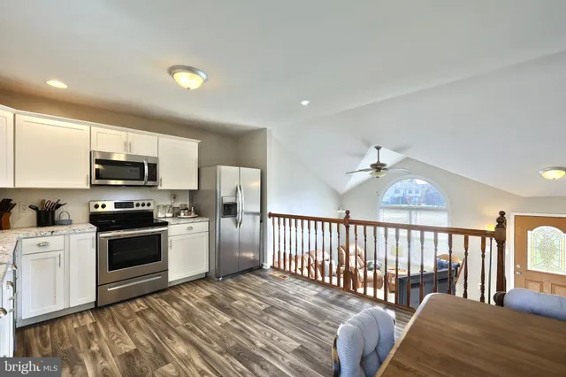 a view of a livingroom with furniture