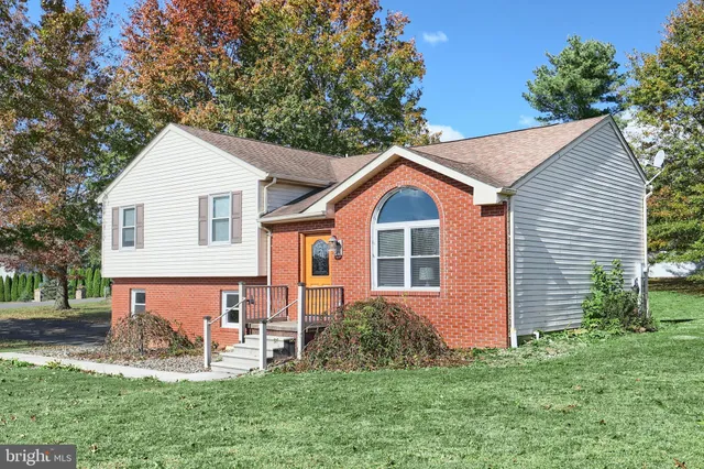 a view of a house with a yard