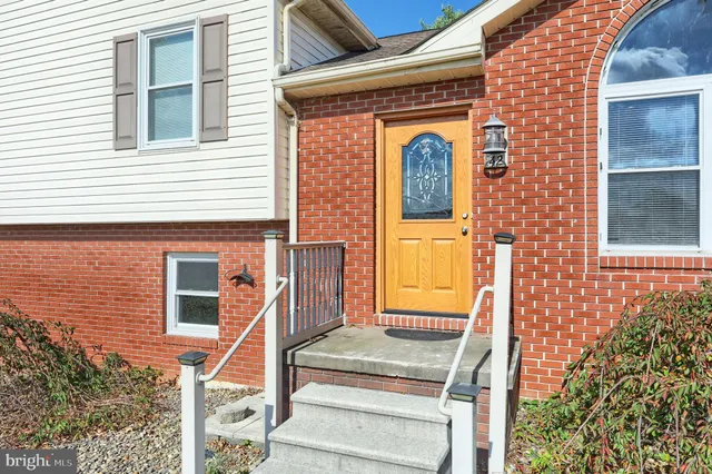 a view of a house with backyard