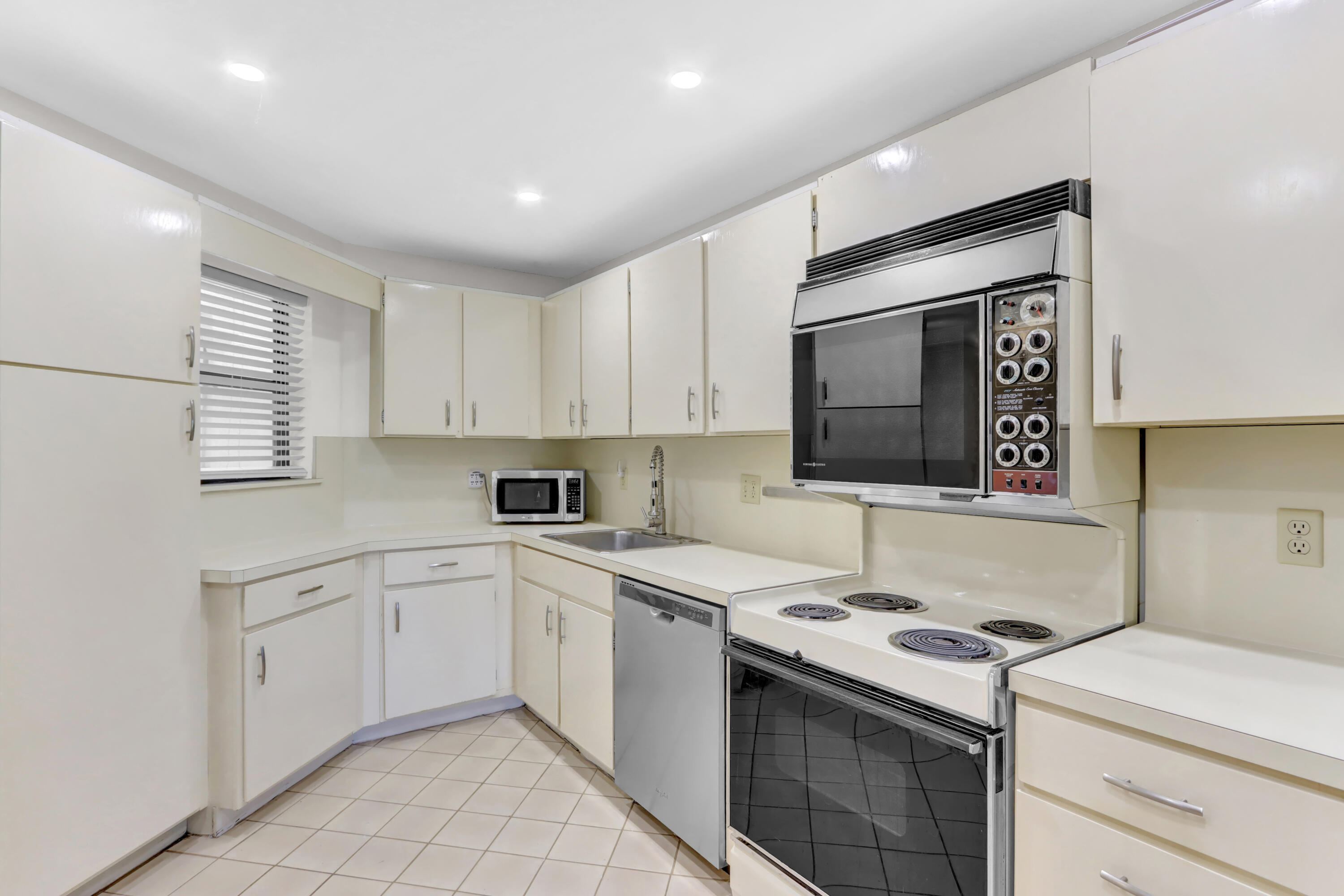 5800 Camino Del Sol, Unit 103 Boca Raton, FL 33433 - Photo 7 of 28 KITCHEN
