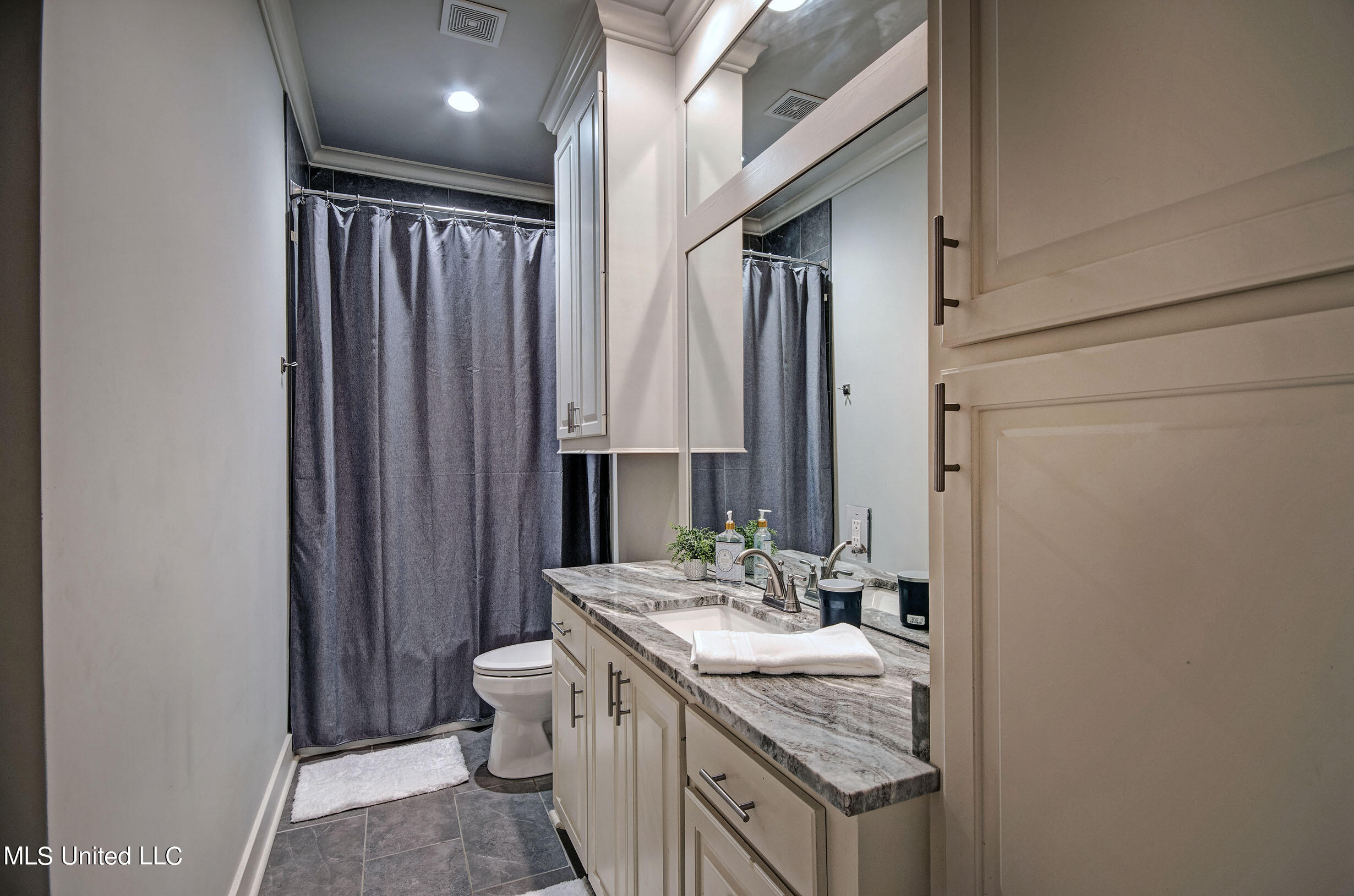205 Harris Circle Madison, MS 39110 - Photo 22 of 32 205 Harris Cir Laundry Hall Bath