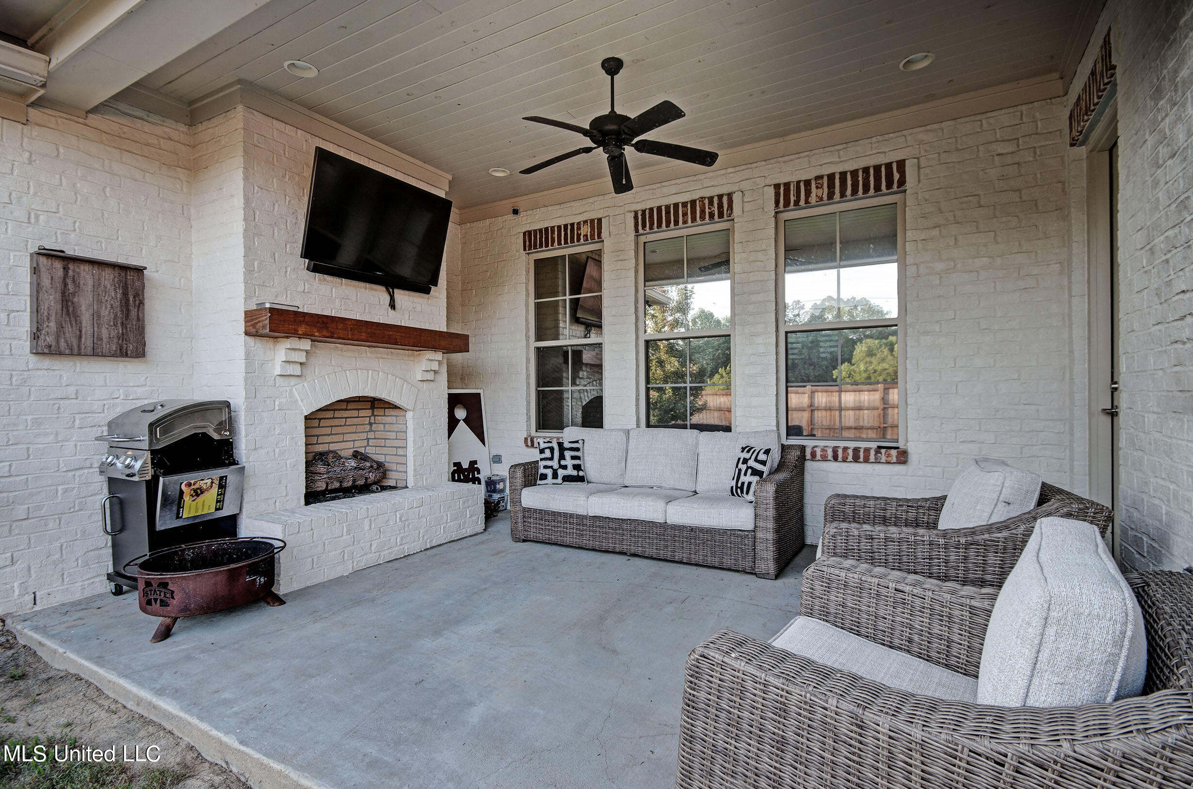 205 Harris Circle Madison, MS 39110 - Photo 30 of 32 205 Harris Cir Back Patio 2