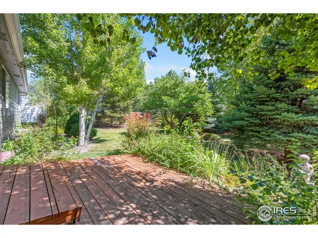 a view of an outdoor space and a yard