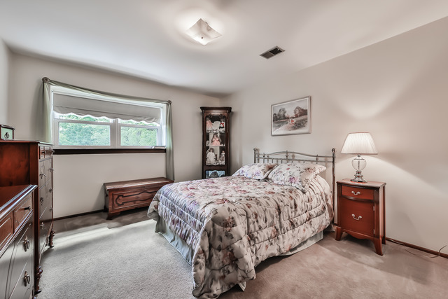 400 Uvedale Road Riverside, IL 60546 - Photo 13 of 25