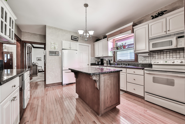 400 Uvedale Road Riverside, IL 60546 - Photo 6 of 25
