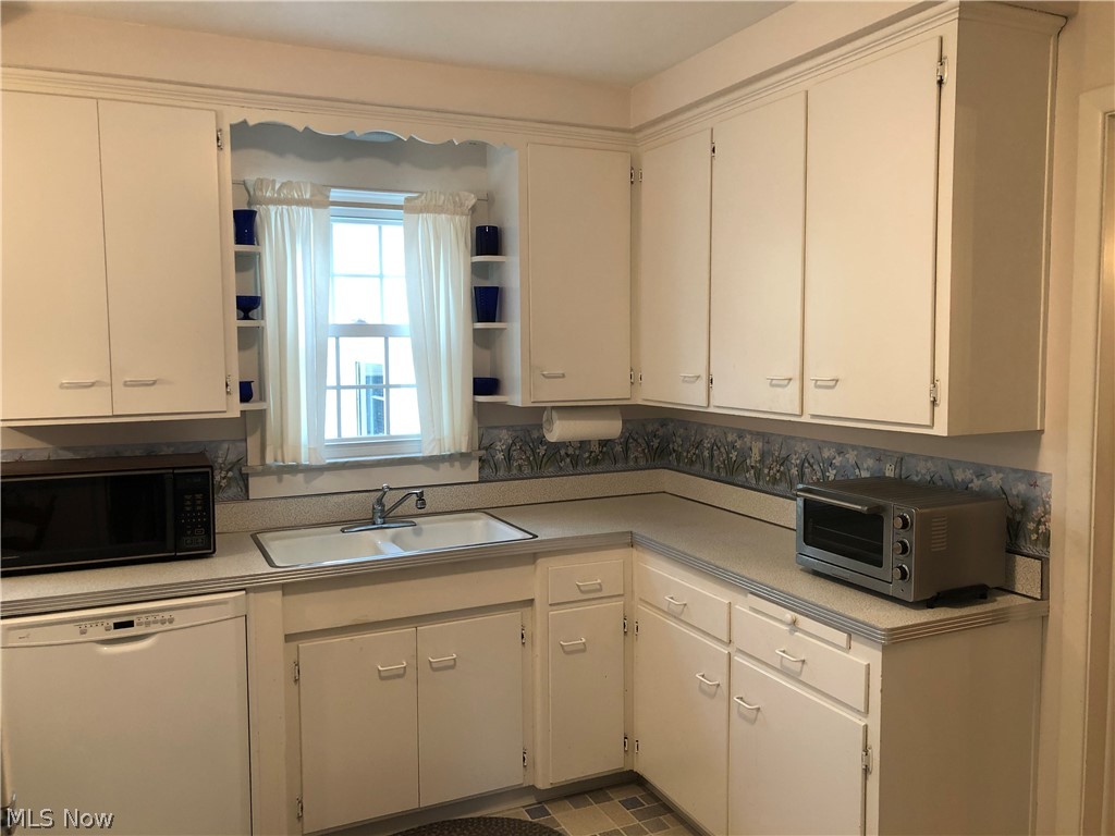 4099 Charlton Road Cleveland, OH 44121 - Photo 10 of 31