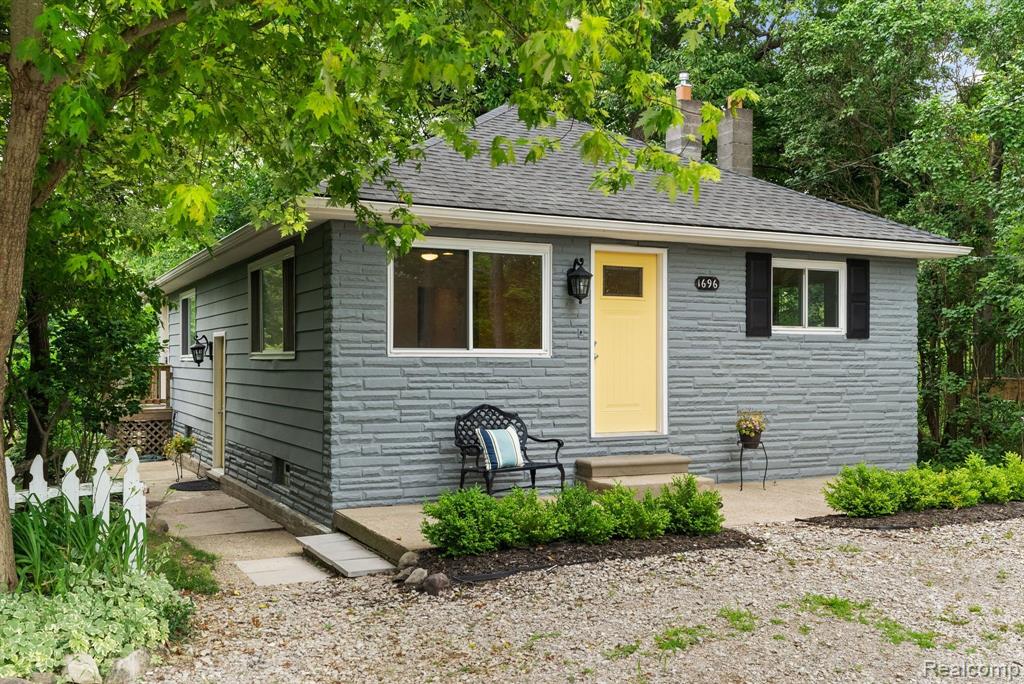 1696 Rochester Road Leonard, MI 48367 - Photo 2 of 42