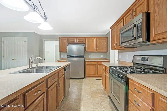 $2,200 | 102 Huntington Court, Jacksonville, NC 28540