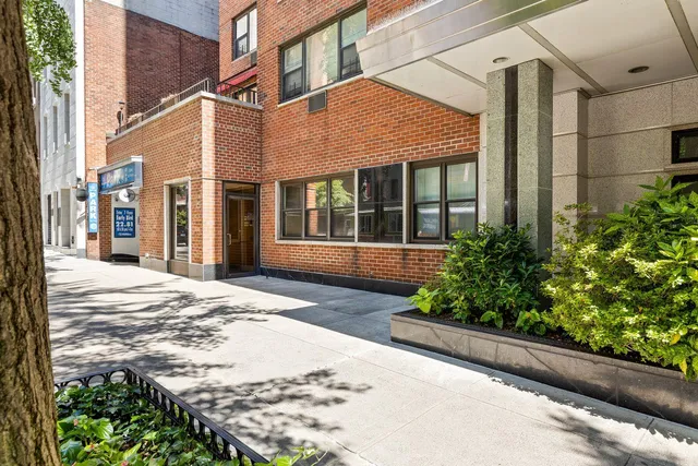 $645,000 | 251 East 51st Street, Unit 3M | Midtown East