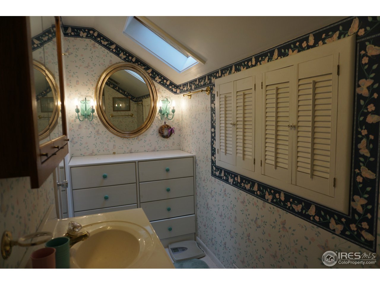 451 Taylor Road Lyons, CO 80540 - Photo 17 of 22 Upstairs Bathroom