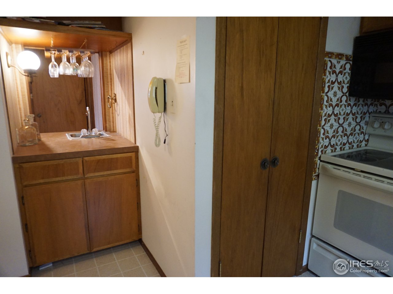 451 Taylor Road Lyons, CO 80540 - Photo 9 of 22 Bar and Pantry