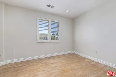 a view of a dinning table and chairs in patio